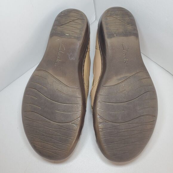Clark's Wmns Sz 6.5 Tan Beige Leather Strappy Flat Comfort Sandals Preppy Summer - Picture 7 of 8
